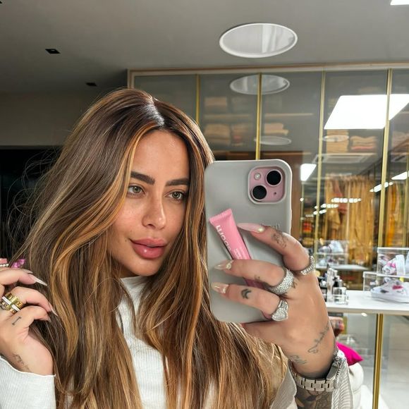 Rafaella Santos alugou duas vezes um jatinho particular no período