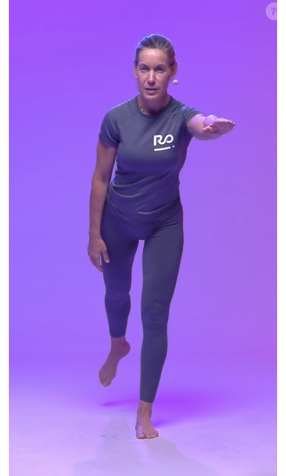 O segundo exercício é um desafio de equilíbrio, onde deve levantar uma perna e estender o braço oposto, como se você estivesse fazendo um 'X' no ar