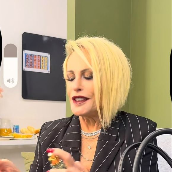 Em seguida, Ana Maria Braga explicou o tipo de situação que considera desagradável: "É horrível, aquelas pessoas que te abraçam e você leva elas embora com você, né? Então tome cuidado, tá bom?". O comentário trouxe um aspecto prático à conversa sobre perfumaria: a importância de usar a fragrância com moderação, respeitando o espaço de quem está ao redor.