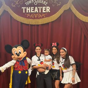 Grávida, Bruna Biancardi tirou fotos com Mavie ao lado das amigas e dos personagens, na Disney.