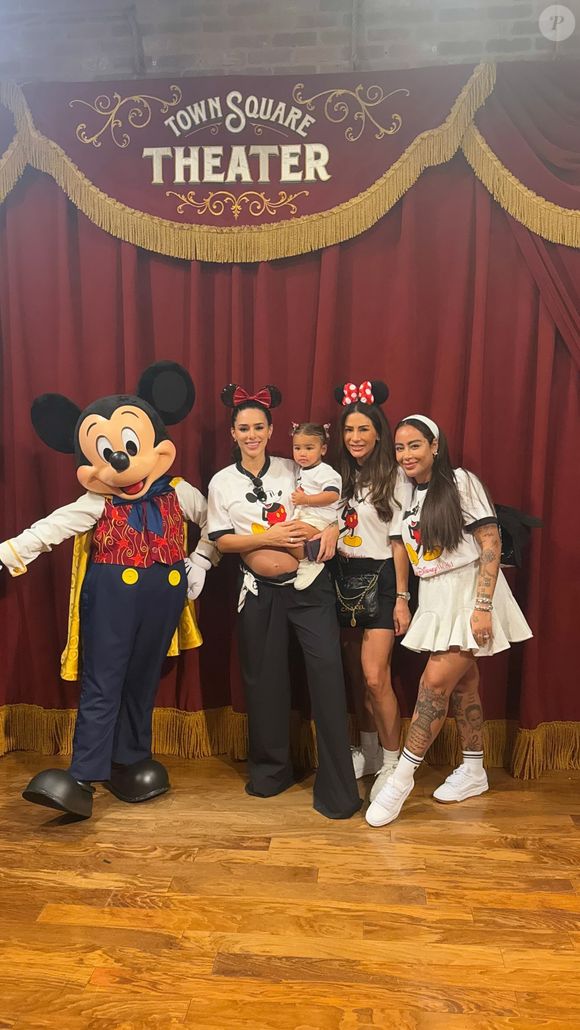 Grávida, Bruna Biancardi tirou fotos com Mavie ao lado das amigas e dos personagens, na Disney.