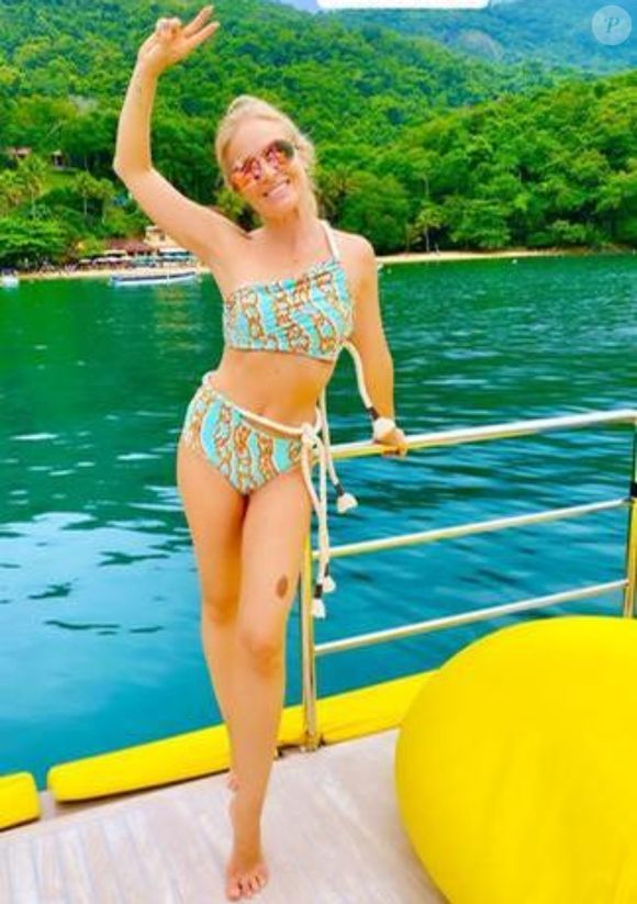 Moda praia de Angélica: nesse biquíni mais ousado, a apresentadora optou por uma cor bem verão, uma espécie de verde água, com calcinha hot pants e um detalhe de amarração, além do top de um ombro só.