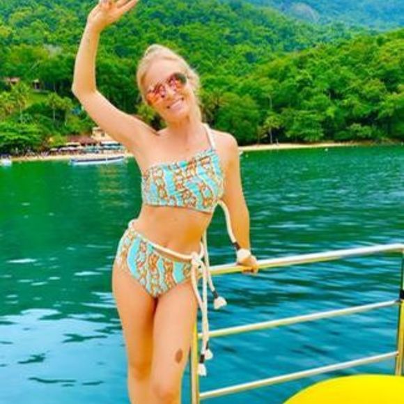 Moda praia de Angélica: nesse biquíni mais ousado, a apresentadora optou por uma cor bem verão, uma espécie de verde água, com calcinha hot pants e um detalhe de amarração, além do top de um ombro só.