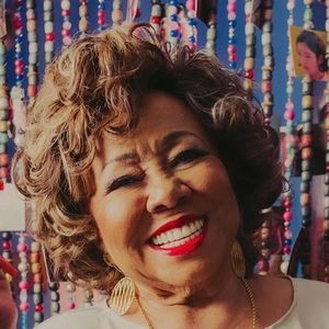 Aos 77 anos, Alcione reforça a conexão entre Brasil e Coreia do Sul com sua música.
