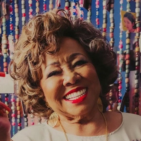 Aos 77 anos, Alcione reforça a conexão entre Brasil e Coreia do Sul com sua música.