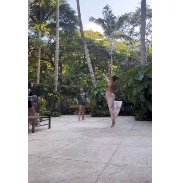 Mansão de Grazi Massafera tem área externa com muito verde em volta