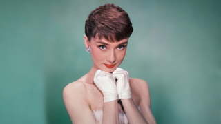 Dafiti se inspira na Audrey Hepburn para criar sapatilhas estilosas que substituem qualquer salto e serão o 'it-item' mais chique e confortável de 2026
