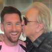 O presente de luxo que o eterno Quico do 'Chaves', Carlos Villagrán, aos 82 anos, deu a Messi em Miami: 'Carreguei a vida toda'