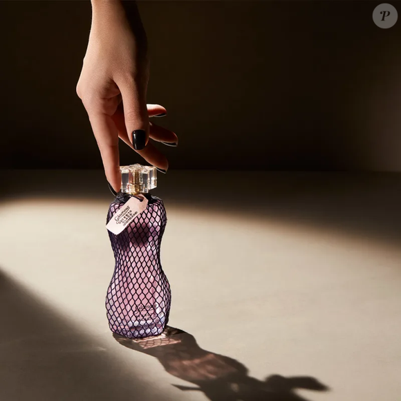O perfume que faz sucesso entre mulheres elegantes: com notas florais, frutadas e adocicadas, o Glamour Secrets Black é apontado por O Boticário como uma fragrância perfeita para quem gosta de transmitir mistério, glamour e sofisticação