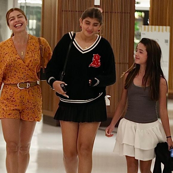 Altura de Sofia rouba a cena em flagras com Grazi Massafera, como neste passeio no shopping