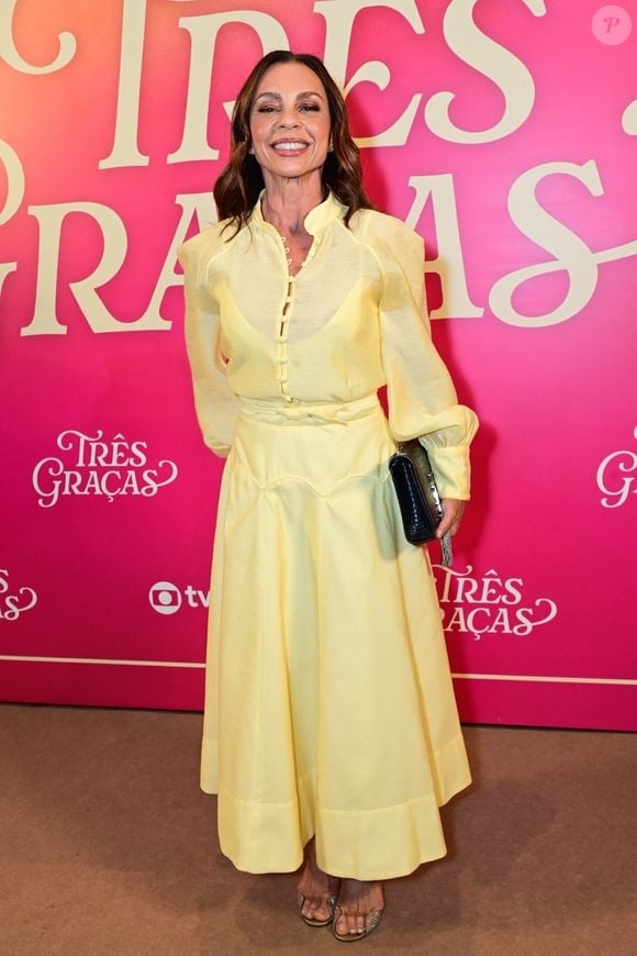 Poucos sabem que a atriz Carla Marins tem apenas 1,60m de altura