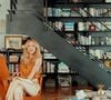 Frase de Friedrich Nietzsche, centenas de livros e por toda parte, bela pintura do bisavô, reflexões em vários cantos e mais: diretora da Globo e de 'Quem Ama Cuida', Amora Mautner tem uma cobertura 2 andares que é uma casa de cultura