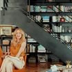 Frase de Friedrich Nietzsche, centenas de livros à perder de vista e por toda parte, pensamentos em todo canto e mais: em bairro nobre do RJ, a cobertura duplex da diretora da Globo e de 'Quem Ama Cuida'