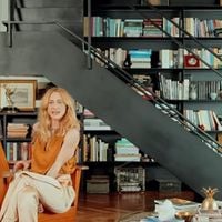 Frase de Friedrich Nietzsche, centenas de livros à perder de vista e por toda parte, pensamentos em todo canto e mais: em bairro nobre do RJ, a cobertura duplex da diretora da Globo e de 'Quem Ama Cuida'