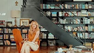 Frase de Friedrich Nietzsche, centenas de livros à perder de vista e por toda parte, pensamentos em todo canto e mais: em bairro nobre do RJ, a cobertura duplex da diretora da Globo e de 'Quem Ama Cuida'