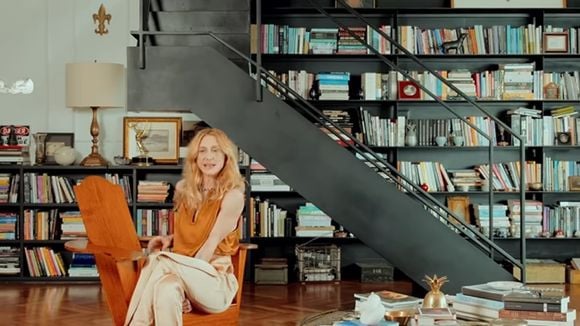Frase de Friedrich Nietzsche, centenas de livros à perder de vista e por toda parte, pensamentos em todo canto e mais: em bairro nobre do RJ, a cobertura duplex da diretora da Globo e de 'Quem Ama Cuida'