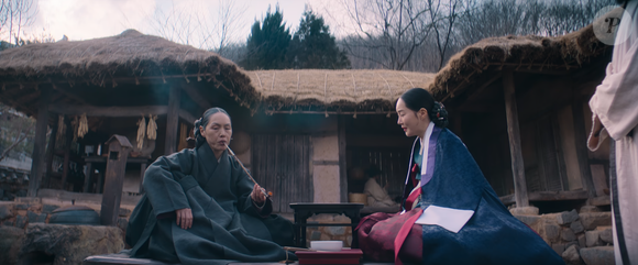 Em 'Querido Hongrang', Park Ji-ah interpreta a xamã Madame Gwigokja, conselheira da família principal