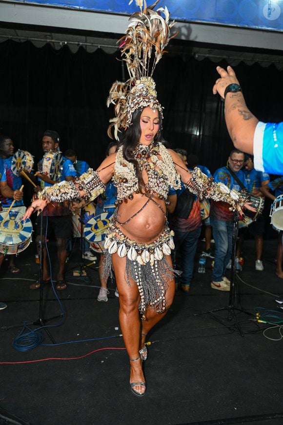 Aos 45 anos e grávida do primeiro filho com Nicolas Prattes, Sabrina Sato mantém a rotina de samba e comparece ao ensaio da Vila Isabel