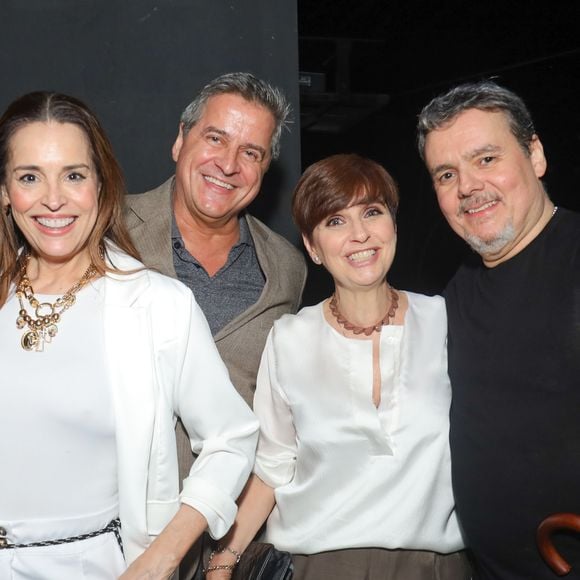 Cássio Gabus Mendes e Lídia Brondi posam com o casal Suzy Rêgo e Fernando Vieira ao final da peça ‘Uma ideia genial’