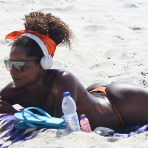 Adriana Bombom fez topless para se bronzear sem marquinhas