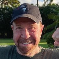 Chuck Norris aos 86 anos: 'Não vejo a idade como motivo para diminuir o ritmo; pelo contrário, ela me deu a oportunidade de renovar meu compromisso com o condicionamento físico e a nutrição'