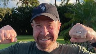 Chuck Norris aos 86 anos: 'Não vejo a idade como motivo para diminuir o ritmo; pelo contrário, ela me deu a oportunidade de renovar meu compromisso com o condicionamento físico e a nutrição'