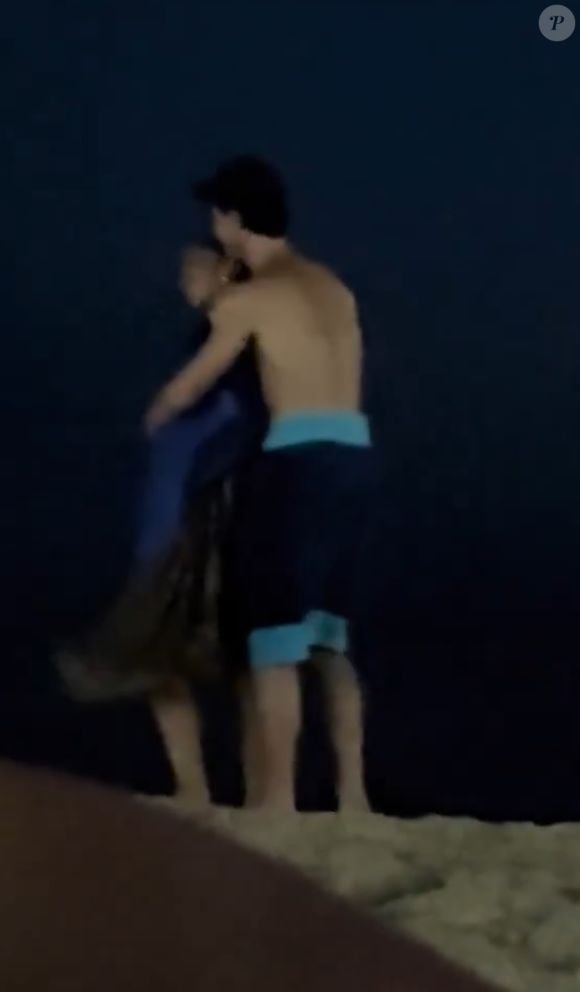 Bruna Marquezine ganhou carinho do namorado, Shawn Mendes, em praia do Rio em 18 de fevereiro de 2026