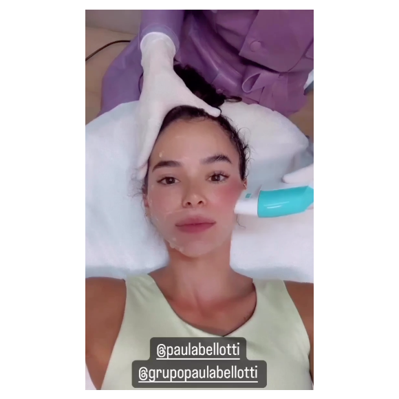 Bruna Marquezine é adepta do bioestimulador de colágeno em seu rosto e corpo para ficar com a pele lisinha