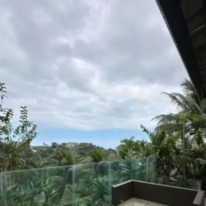 Mansão de Mateus Solano conta com um jardim impecavelmente gramado, que valoriza ainda mais a paisagem natural ao redor da casa.