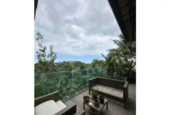 Mansão de Mateus Solano conta com um jardim impecavelmente gramado, que valoriza ainda mais a paisagem natural ao redor da casa.