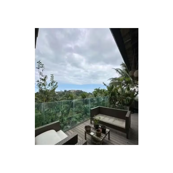 Mansão de Mateus Solano conta com um jardim impecavelmente gramado, que valoriza ainda mais a paisagem natural ao redor da casa.