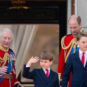 Charles apresentou Príncipe William e Camilla e os três tomaram chá juntos. O encontro durou cerca de 30 minutos