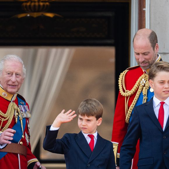 Charles apresentou Príncipe William e Camilla e os três tomaram chá juntos. O encontro durou cerca de 30 minutos