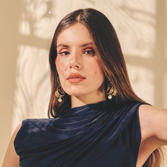 Entrevista | Descobrimos o que não falta no guarda-roupa de Camila Queiroz após a gravidez; aos 33 anos, atriz amadureceu seu estilo: 'Hoje faço escolhas mais intuitivas'