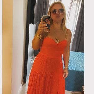 Débora Maia usava uma capinha de celular com sua foto junto do namorado