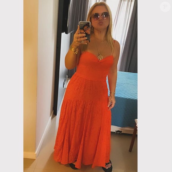 Débora Maia usava uma capinha de celular com sua foto junto do namorado