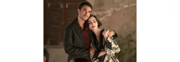 Eugenio Franceschini como Marcello, Lily Collins como Emily na 5ª temporada de 'Emily em Paris' na Netflix; a mudança de cenário para Itália marca uma nova fase da protagonista, que segue cercada de escolhas controversas