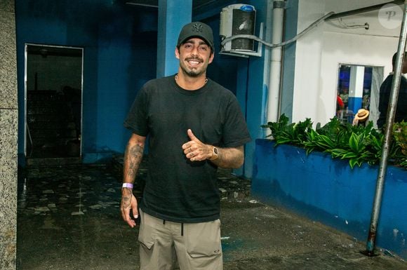 Pedro Scooby negou qualquer relação mais íntima com Livia Andrade