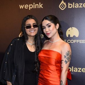 Yasmin Santos e Maria Venture apostaram em visuais diferentes: a sertaneja usou all black e a namorada, laranja