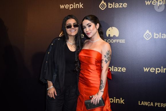 Yasmin Santos e Maria Venture apostaram em visuais diferentes: a sertaneja usou all black e a namorada, laranja