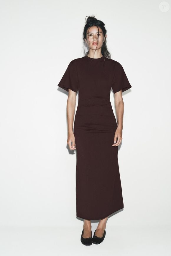 O drapeado lateral e a silhueta alongada fazem deste vestido marrom uma tradução perfeita do minimalismo japonês. Disponível por R$ 199