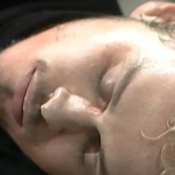 Novela 'A Viagem': depois da ingestão de uma alta dose de medicamentos, Alexandre (Guilherme Fontes) é encontrado sem vida na prisão.