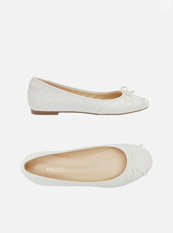 O retorno das sapatilhas femininas coloca modelos delicados novamente no radar fashion, e a versão branca da Arezzo acompanha esse movimento com matelassê, bico redondo e laço. O modelo custa R$ 149,90 e tem salto rasteiro