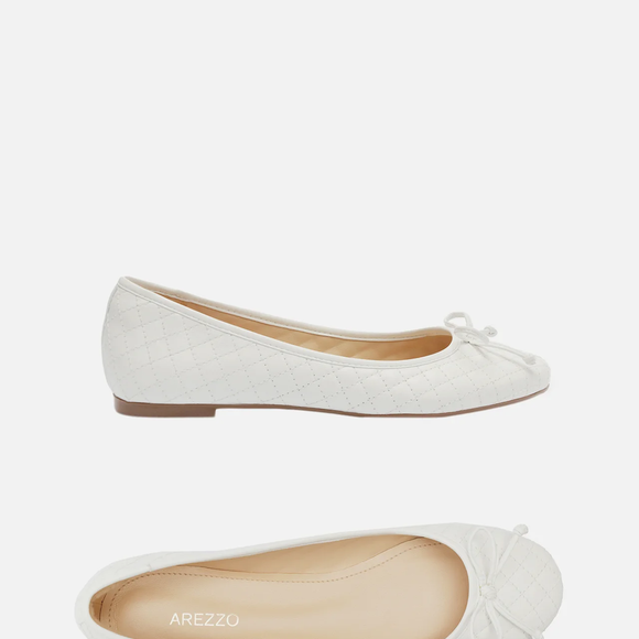 O retorno das sapatilhas femininas coloca modelos delicados novamente no radar fashion, e a versão branca da Arezzo acompanha esse movimento com matelassê, bico redondo e laço. O modelo custa R$ 149,90 e tem salto rasteiro