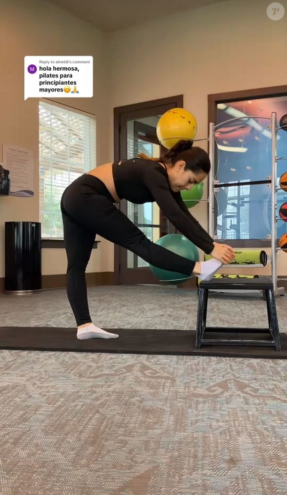 Exercício de pilates com alongamento dos músculos isquiotibiais em pé trabalha os músculos posteriores da coxa, tirando toda a tensão do local.