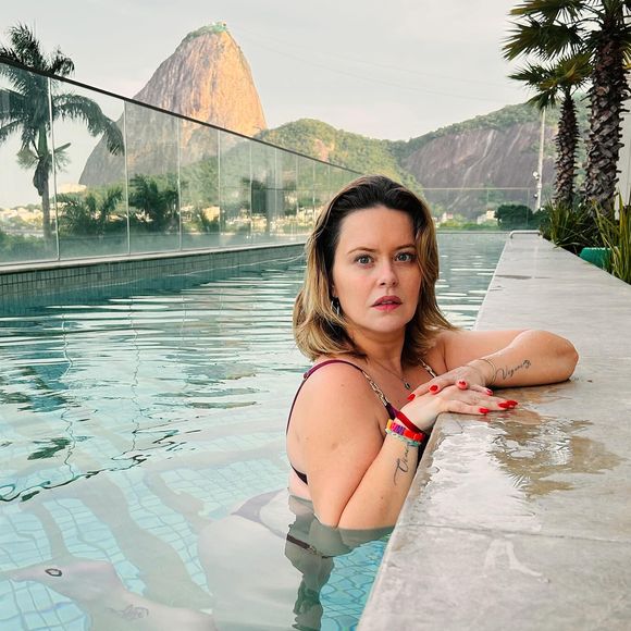 Solteira, Mari Bridi também voltou a posar de biquíni nas redes sociais