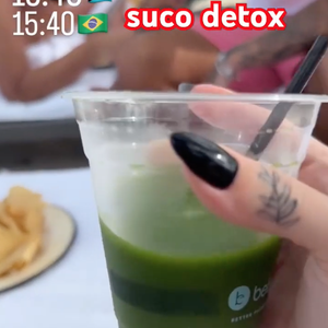 Para manter seu corpo definido e desintoxicado, Virgínia Fonseca costuma tomar suco verde até mesmo em suas viagens