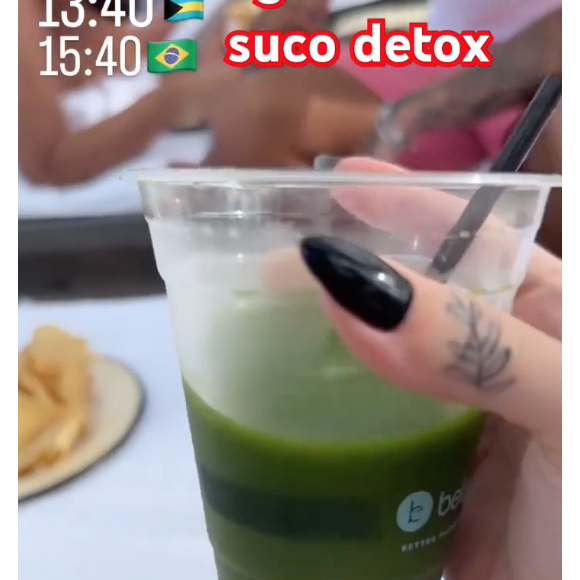 Para manter seu corpo definido e desintoxicado, Virgínia Fonseca costuma tomar suco verde até mesmo em suas viagens