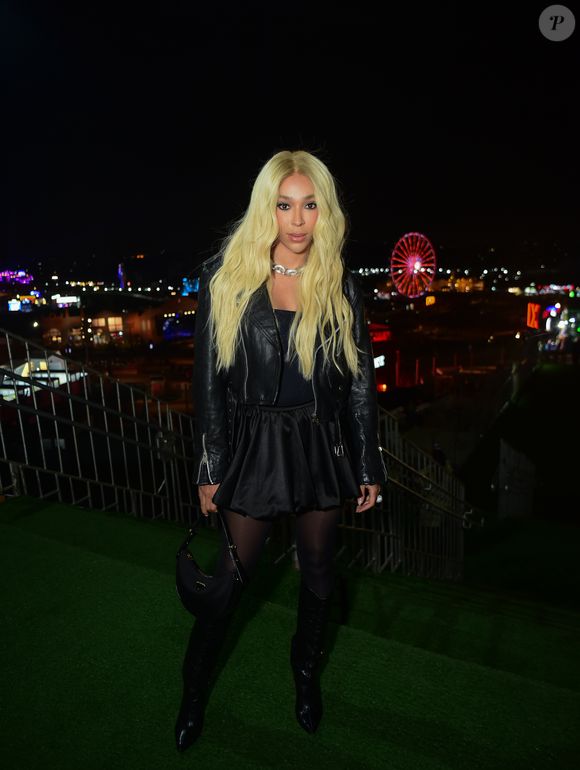 The Town 2025: Erika Hilton escolheu um look all black com camiseta, saia pouco volumosa e jaqueta