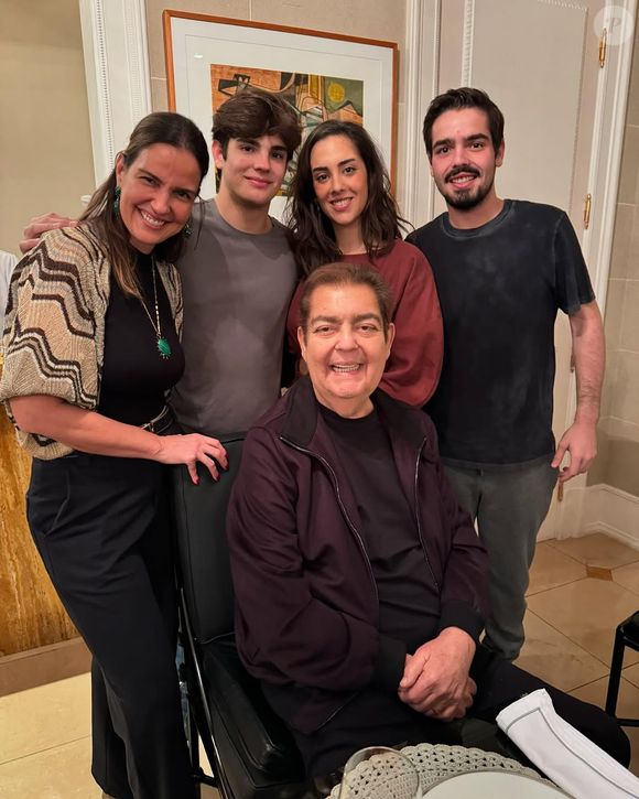 No último domingo (10), data em que foi comemorado o Dia dos Pais, Faustão recebeu a visita dos três filhos, Lara, João Guilherme e Rodrigo